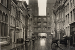 Kerkstraat met achterzijde van de flat en onderdoorgang.
<br/>
Beeldbank Stadsarchief, zj